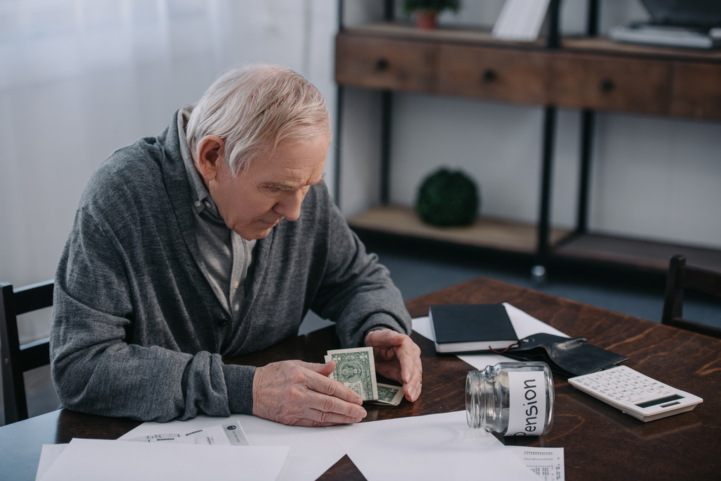 Пожилой мужчина считает свои пенсионные накопления
