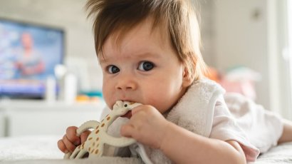 Прорезывание зубов у детей: симптомы и как облегчить боль