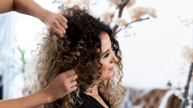 Ботокс для кудрявых волос: выпрямит локоны или нет?