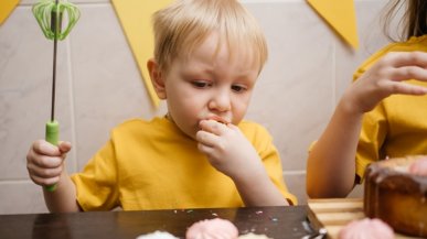 Как наладить отношения ребенка со сладким?