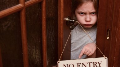 Личные границы ребёнка: когда появляется «Не трогай, это моё!»