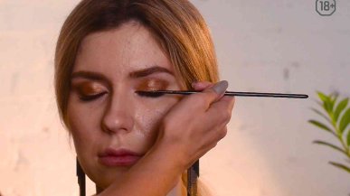 Как нарисовать стрелку для вечернего макияжа?