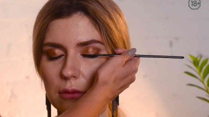 Как нарисовать стрелку для вечернего макияжа?