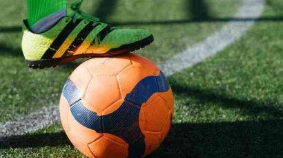 Как мяч футболистам под ногами мешался