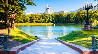 Посидеть на скамейке Воланда и посетить нехорошую квартиру. А чем ещё заняться на Патриарших в Москве?