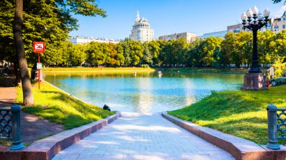 Посидеть на скамейке Воланда и посетить нехорошую квартиру. А чем ещё заняться на Патриарших в Москве?