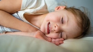 Почему ребенок во сне скрипит зубами: основные причины