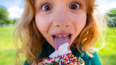 Ребёнок ест только сладкое и не хочет нормальную еду: что делать родителям