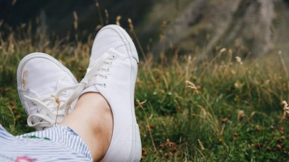 Как и чем отмыть белую обувь в домашних условиях?