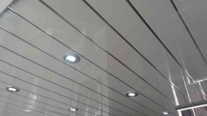 Как сделать потолок из пластиковых панелей своими руками