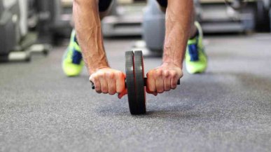 Упражнения с роликом для пресса