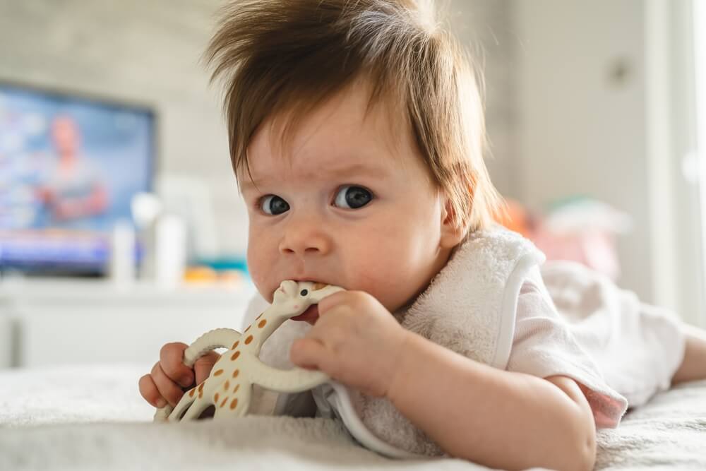 Прорезывание зубов у детей: симптомы и как облегчить боль