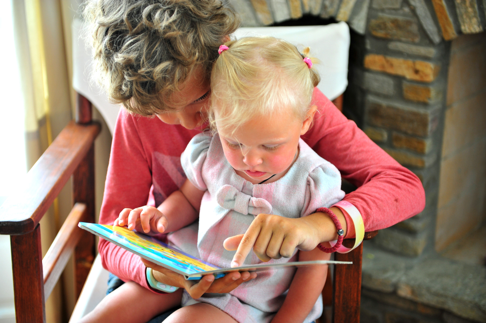 Как помочь старшему ребенку адаптироваться к появлению младшего