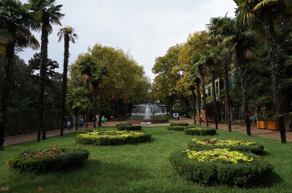 Аллеи и фонтаны в парке Ривьера в Сочи