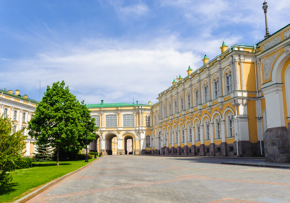 Двор Оружейной палаты в Москве