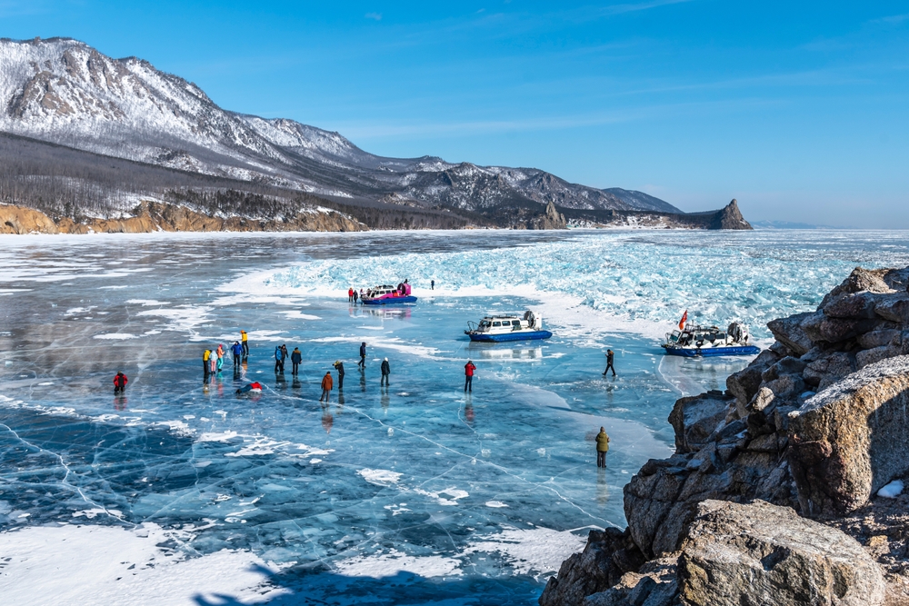 Крепкий толстый лед на Байкале зимой