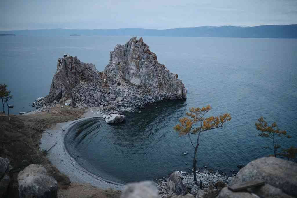 Вскрытый лед на озере Байкал зимой