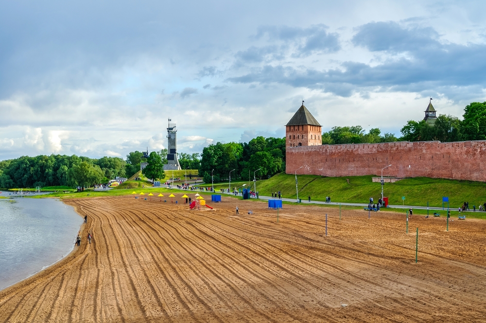 Городской пляж у Новгородского Детинца