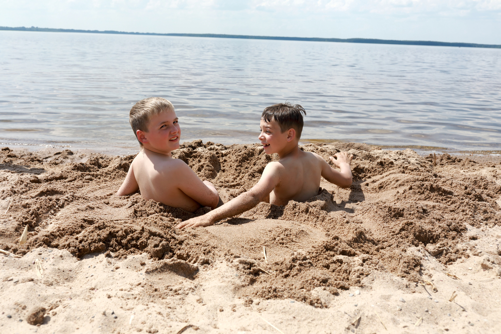 Дети на пляже на Селигере