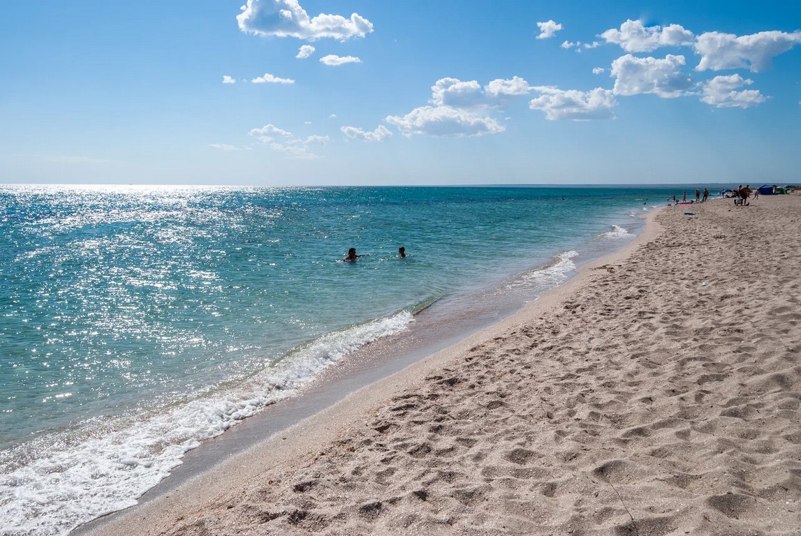 Фото пляжа на косе Беляус в Крыму