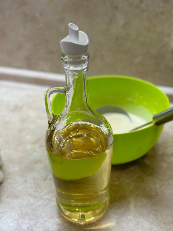 Добавляем в тесто растительное масло, чтобы блины не приставали к сковороде