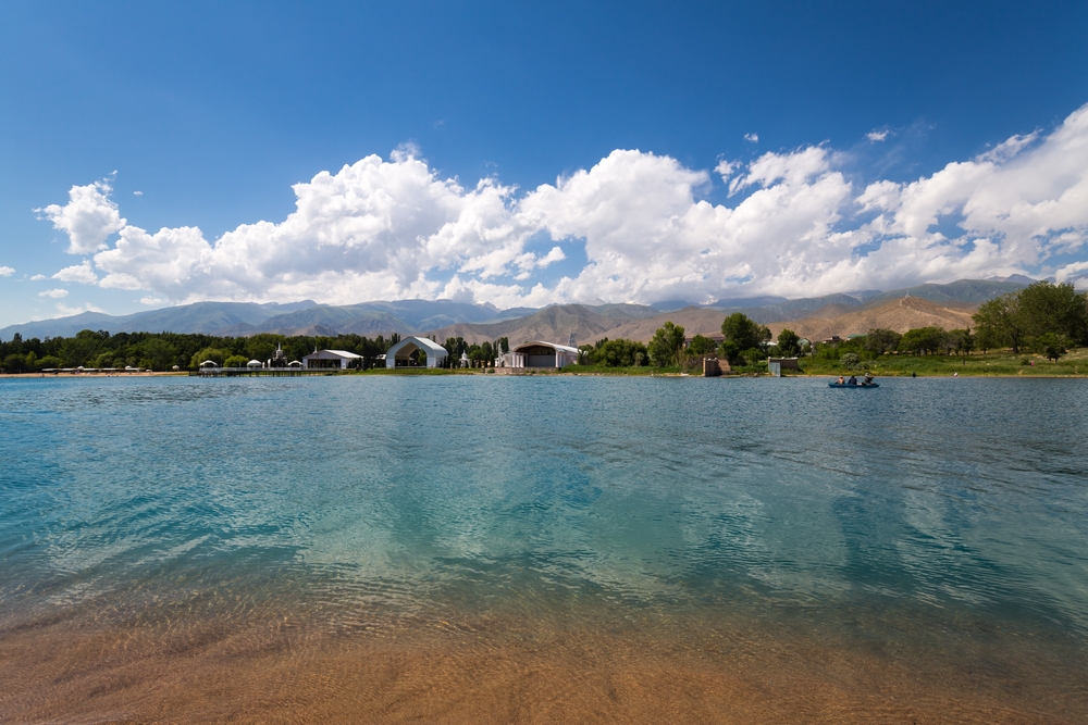 Вода в озере Иссык-Куль