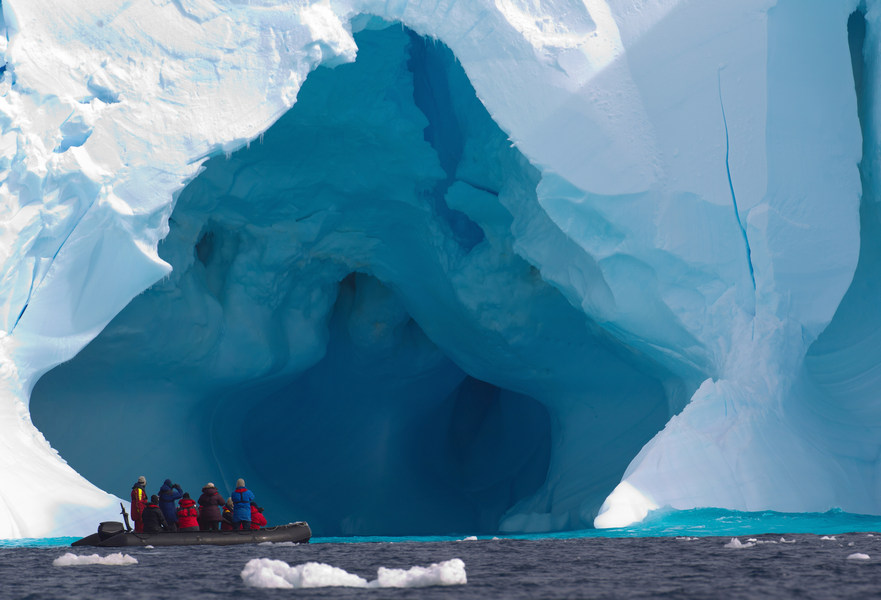Лодка с туристами у берегов Антарктиды