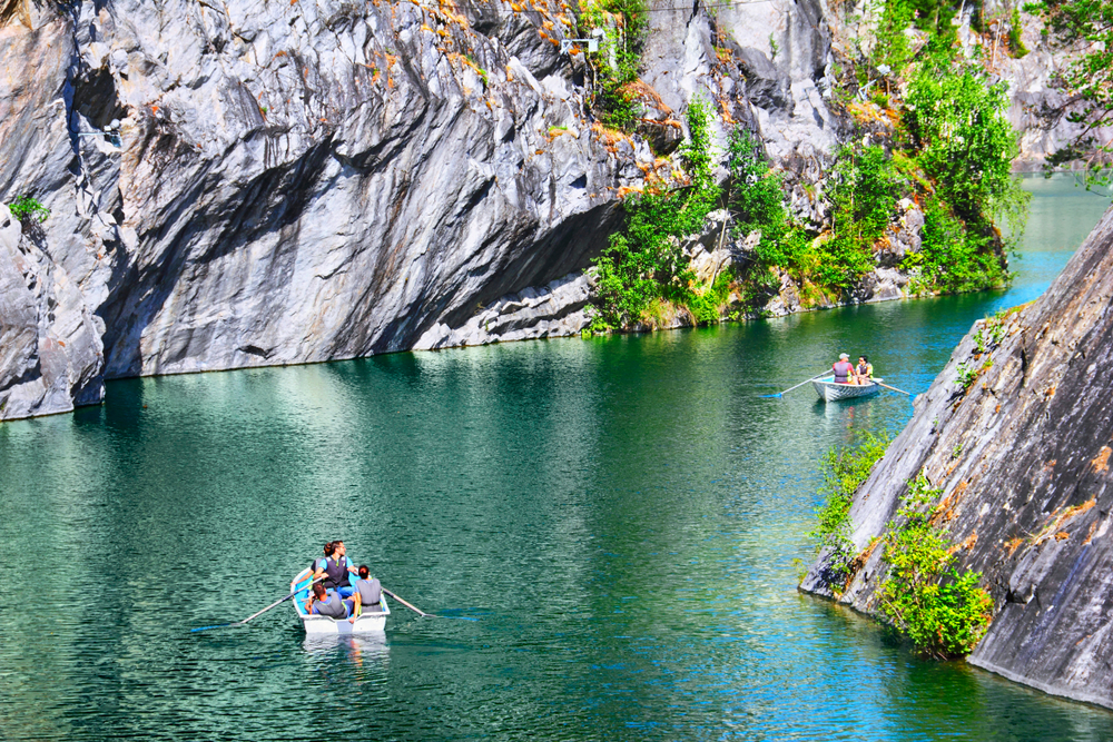 Туристы катаются на лодках по мраморному каньону