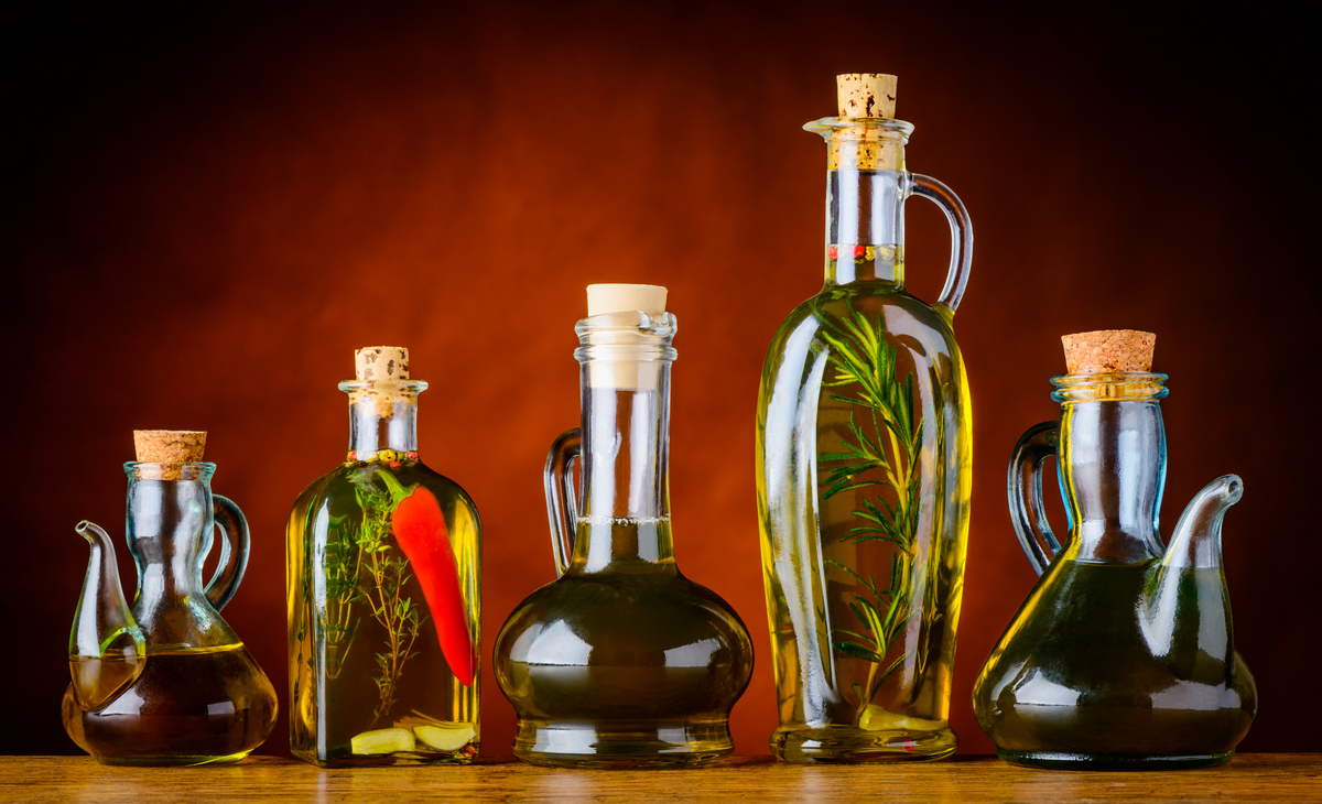 Различные растительные масла в красивых бутылках
