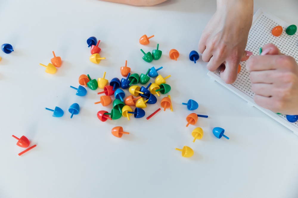 Мальчик собирает мозаику - как развивать мелкую моторику у детей