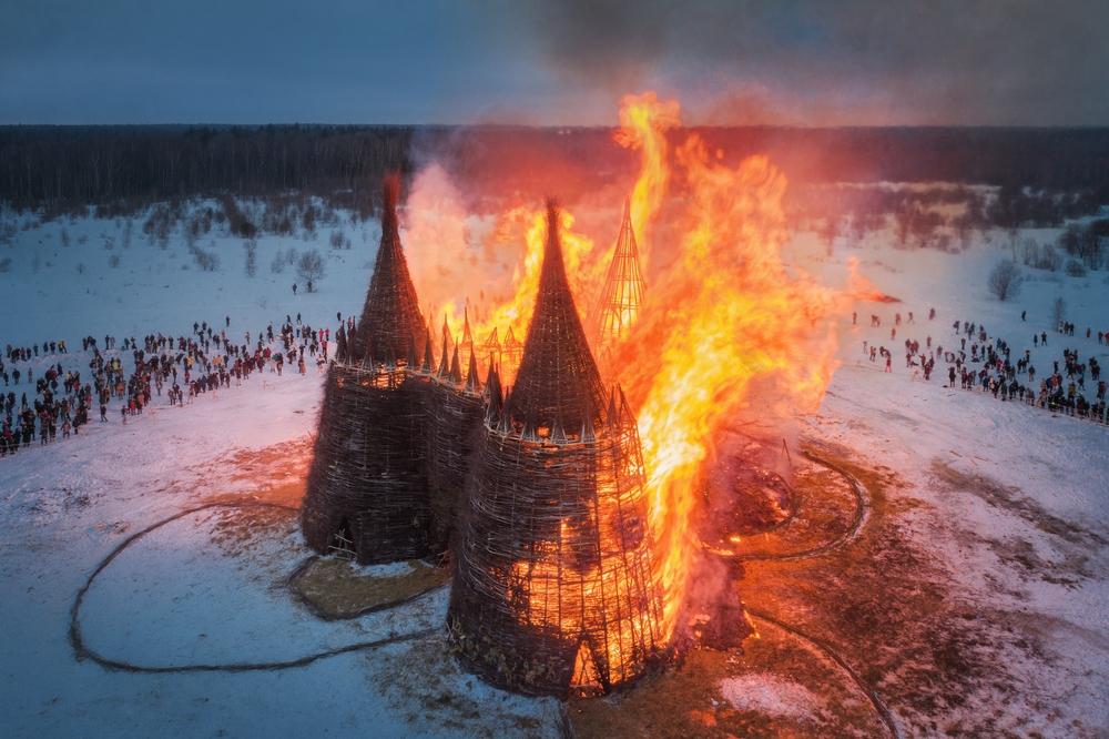 В Никола Ленивце сжигают деревянный замок