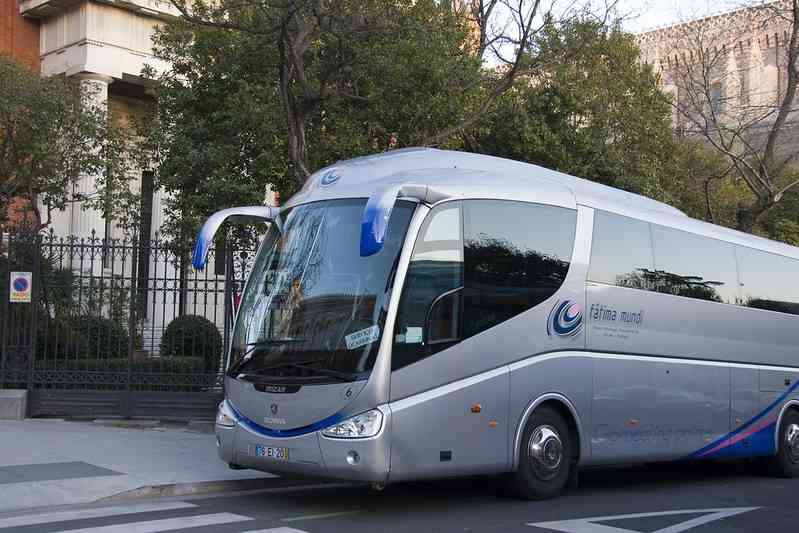 Большой автобус с туристами