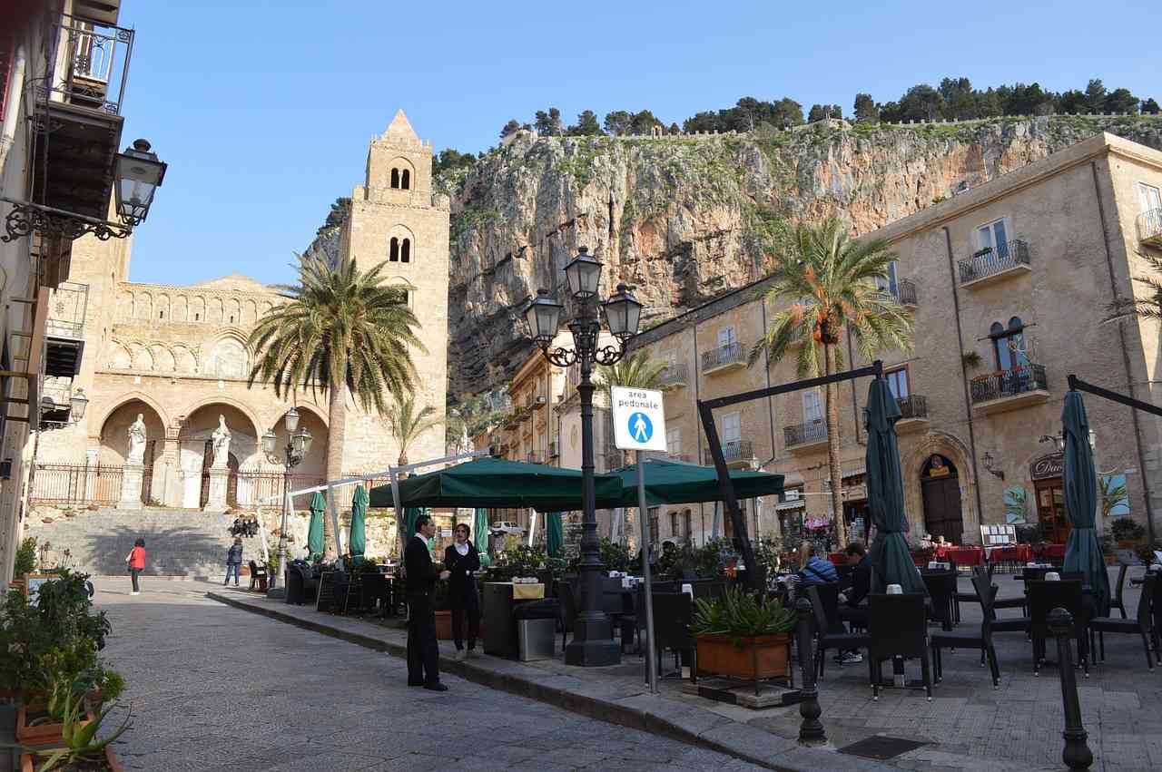 Собор и кафе города Чефалу на севере Сицилии
