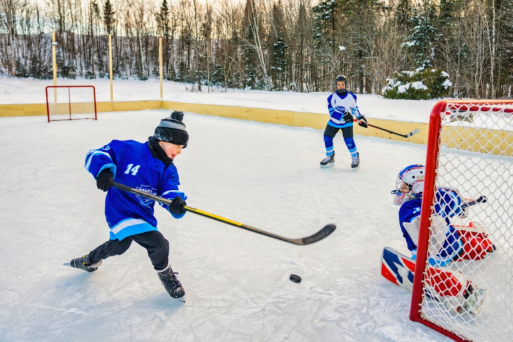 Дети занимаются хоккеем
