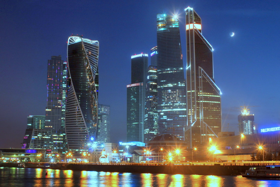 Москва-Сити в вечерней подсветке