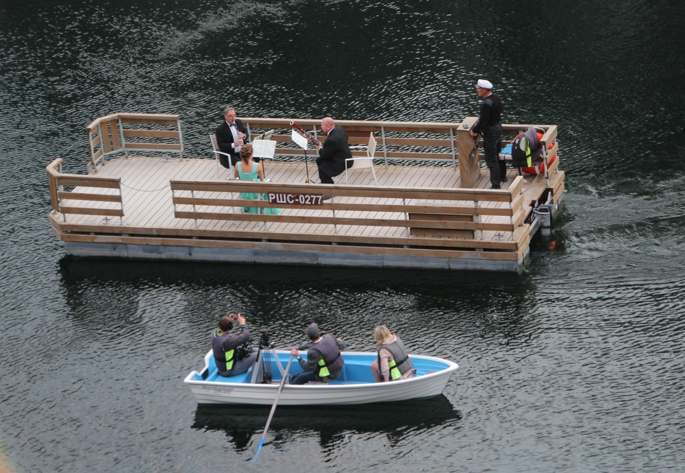 Лодка с оркестром 