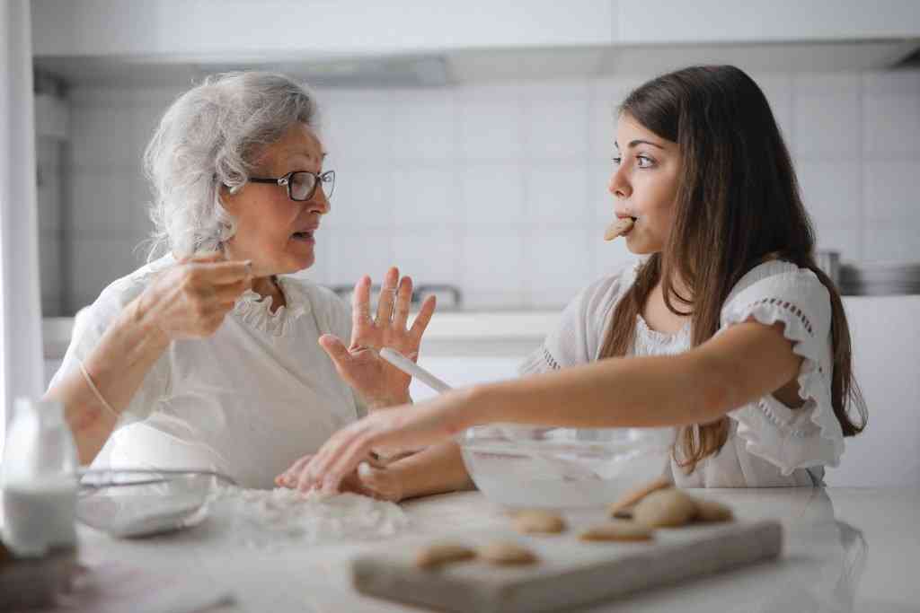 Бабушка с внучкой готовят на кухне