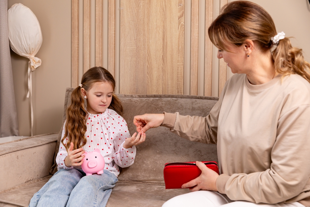 Как правильно давать детям карманные деньги