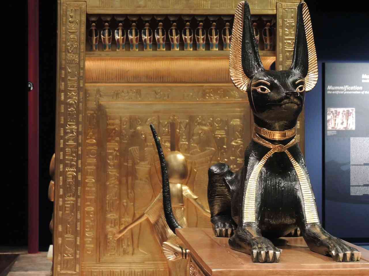 Египетская статуэтка в виде черной кошки