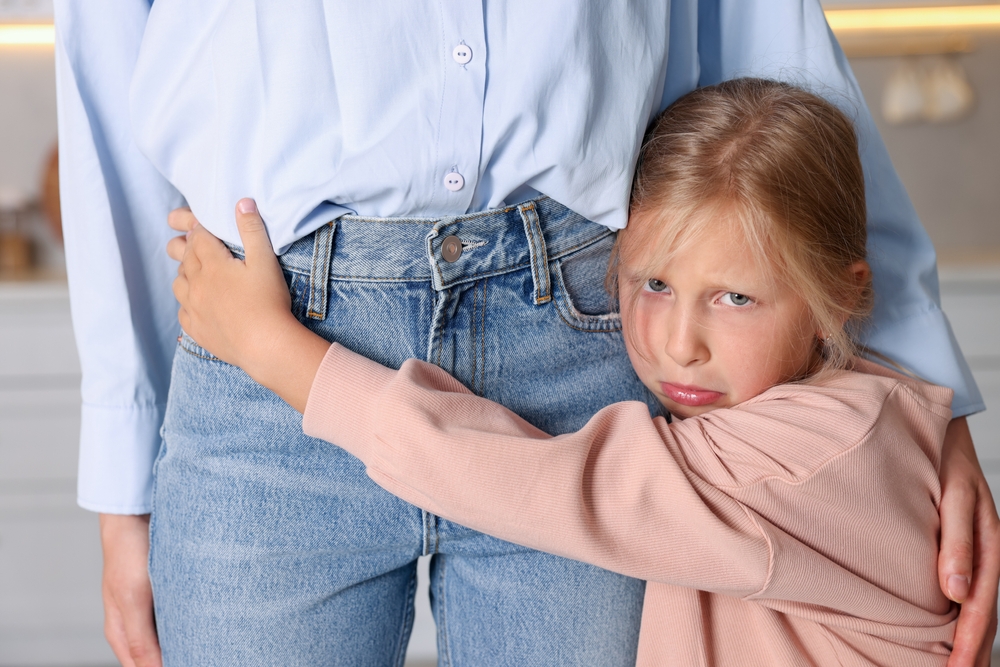 Тревожный ребенок боится разлуки с мамой