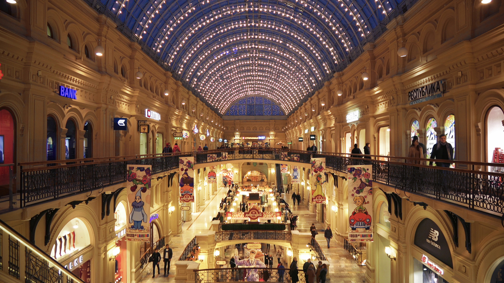 Красивая вечерняя подсветка внутри ГУМа в Москве