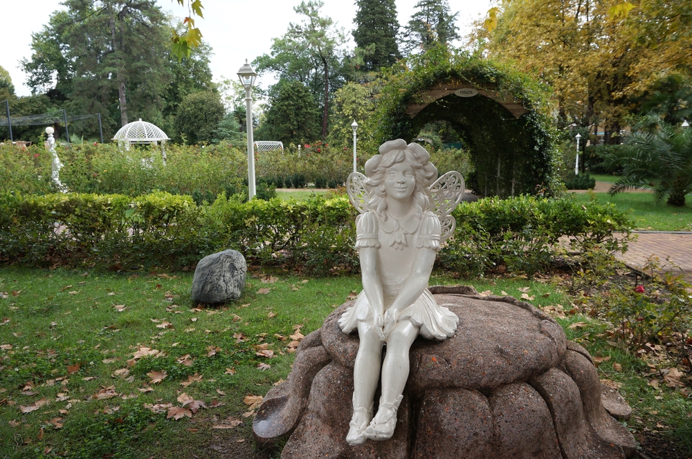 Сказочные скульптуры в Ривьере в Сочи