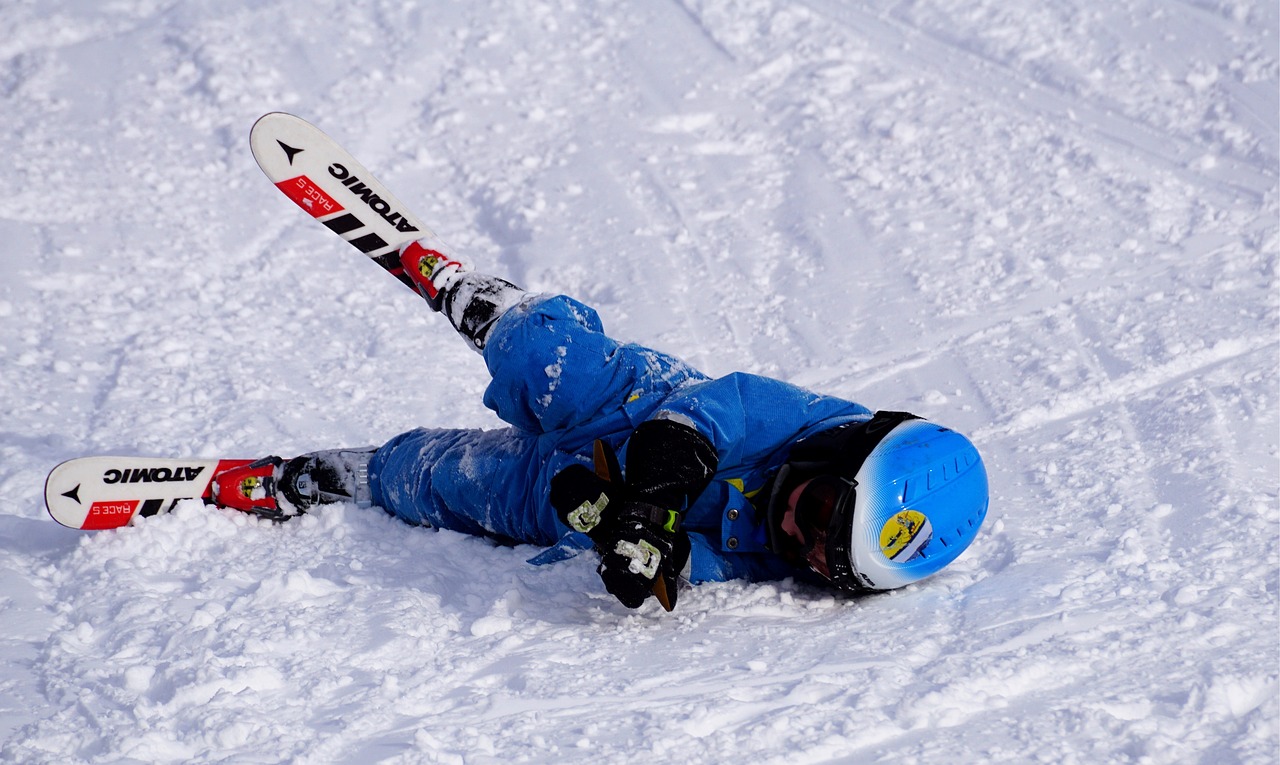 Ребенок на лыжах упал