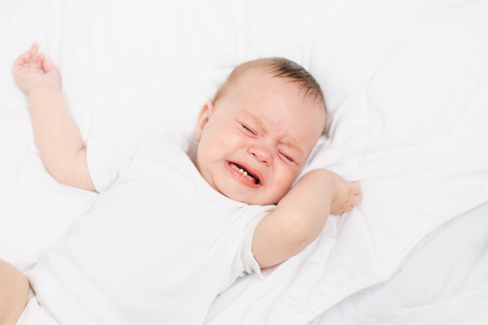 Ребенок капризничает из-за того, что у него прорезаются зубы