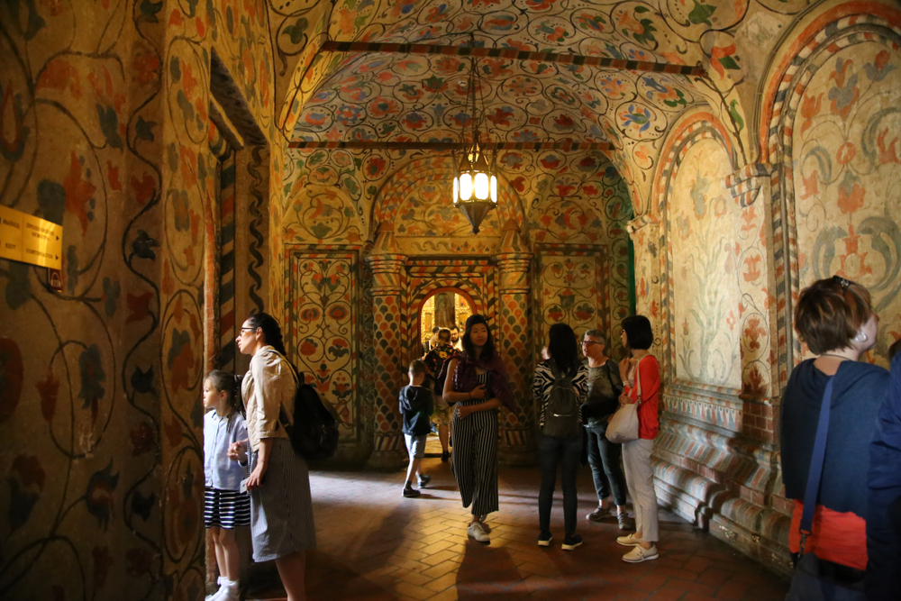 Роспись стен внутри собора Василия Блаженного