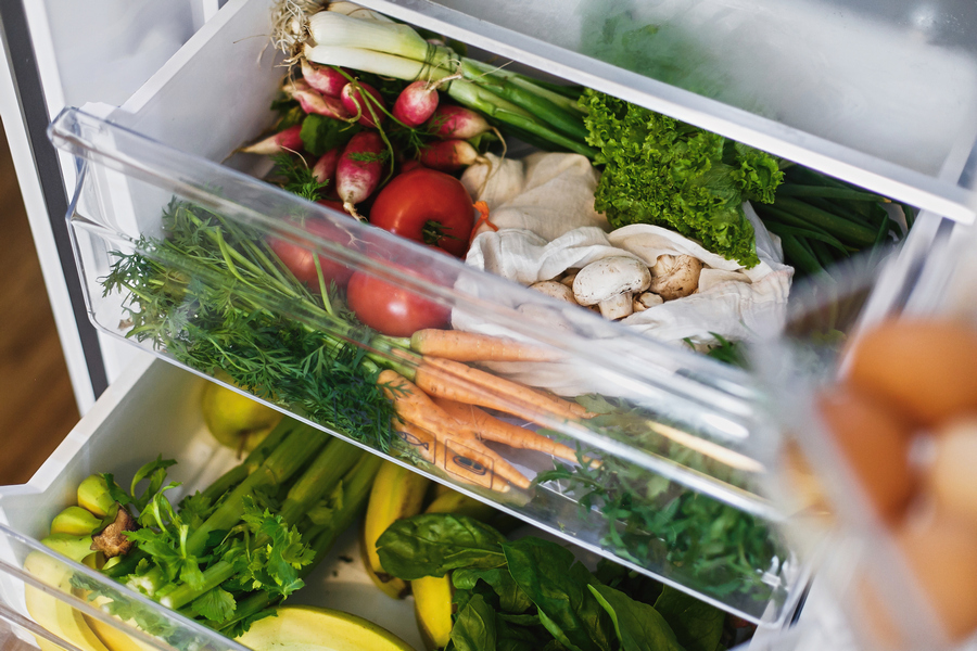 Свежая зона с овощами в холодильнике