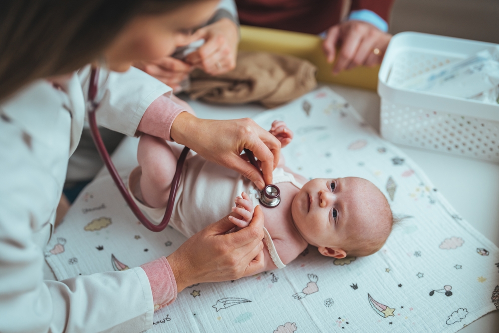 Когда обращаться к доктору, если ребенок плачет во сне