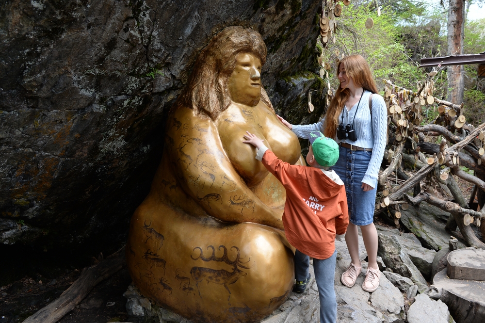 Золотая баба на горе Малая Синюха в Манжероке