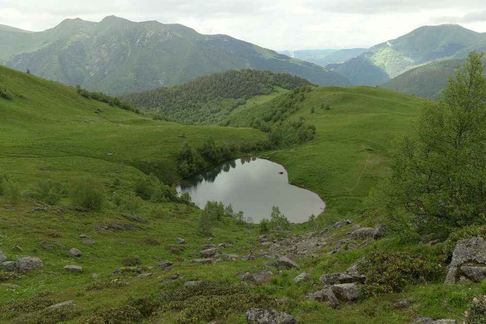 Озеро Любви в форме сердца в Архызе