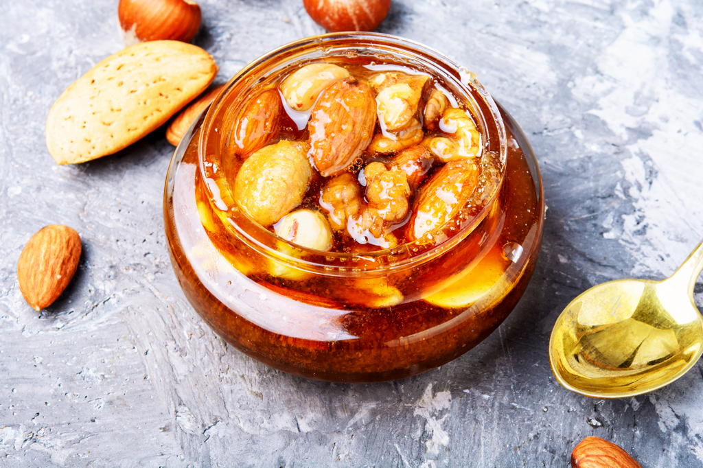 Мед и мелкие орешки